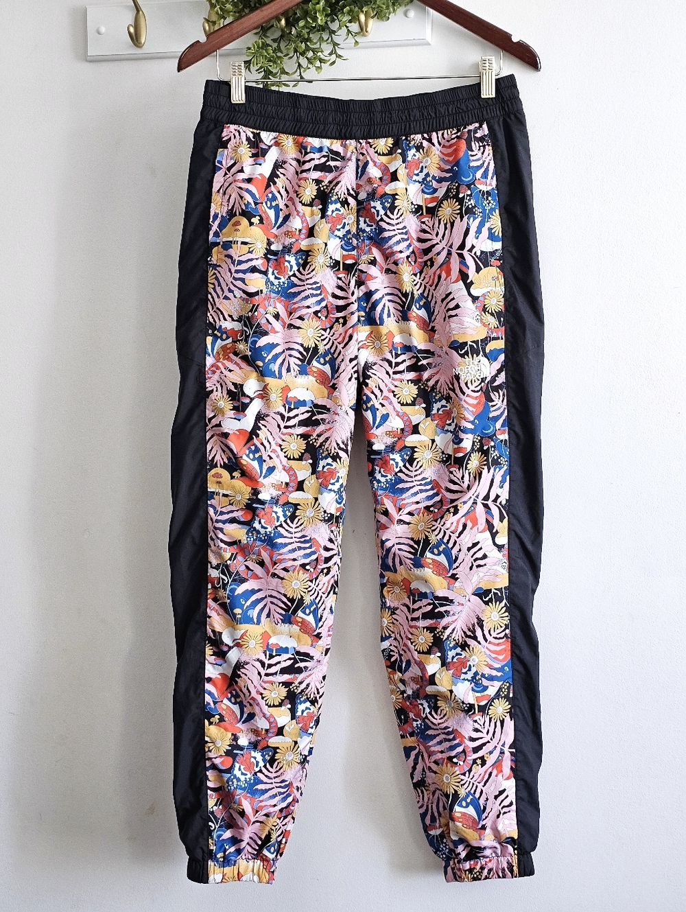 The North Face Hydrenaline Windwall Floral Graphic Athletic Joggers Women’s M